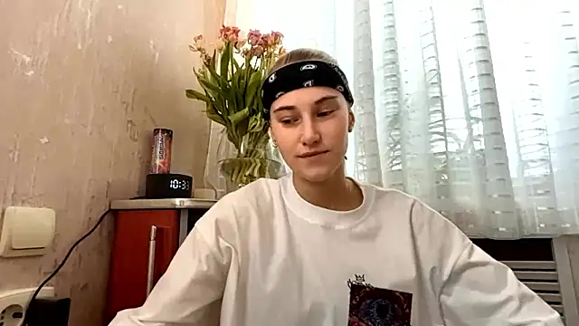 DannieColla online show from March 18, 2026, 7:33 am