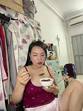 Strawberry-wet online show from April 11, 2026, 1:43 am