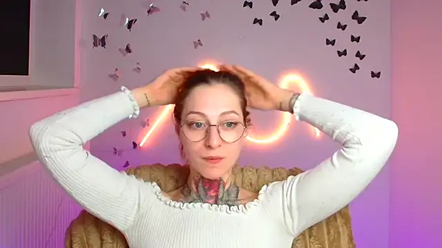 Snapshot of Esmi_Winter chatting on March 4, 2026, 10:16 pm Esmi Winter online show from March 4, 2026, 10:16 pm