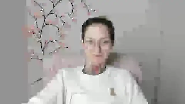 Esmi Winter online show from May 18, 2026, 5:41 pm