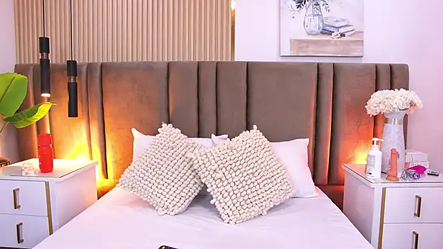 SaraLugo online show from April 20, 2026, 7:48 pm