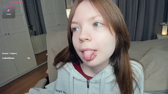 LavenderMitten online show from April 19, 2026, 5:51 am