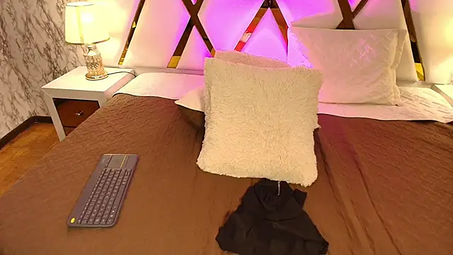 Annie Thompson  online show from March 1, 2026, 3:08 am