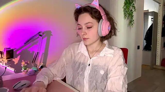 Snapshot of SlunkRear chatting on February 10, 2026, 11:42 pm SlunkRear online show from February 10, 2026, 11:42 pm