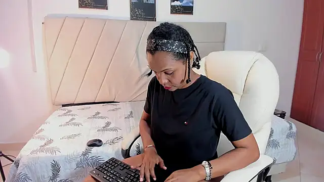 samaraa smith1 online show from April 15, 2026, 12:34 pm