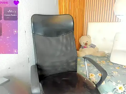 Jhoselinee online show from February 23, 2026, 7:44 pm