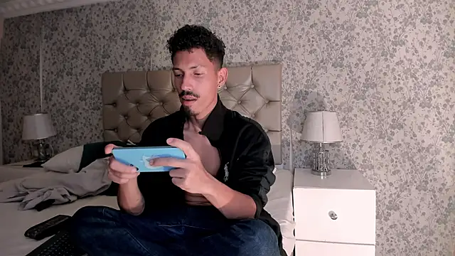 NoaahTylor online show from April 10, 2026, 3:01 am