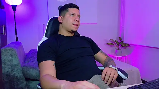 Snapshot of _robertobaggioo chatting on August 1, 2026, 6:56 am robertobaggioo online show from August 1, 2026, 6:56 am