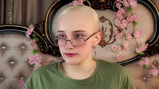 Snapshot of KirstinMcgeady chatting on April 22, 2026, 11:12 am KirstinMcgeady online show from April 22, 2026, 11:12 am
