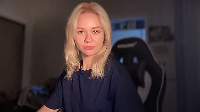 Snapshot of Leylia_Lily chatting on March 10, 2026, 10:42 am Leylia Lily online show from March 10, 2026, 10:42 am