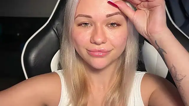 Snapshot of Leylia_Lily chatting on April 18, 2026, 7:07 pm Leylia Lily online show from April 18, 2026, 7:07 pm