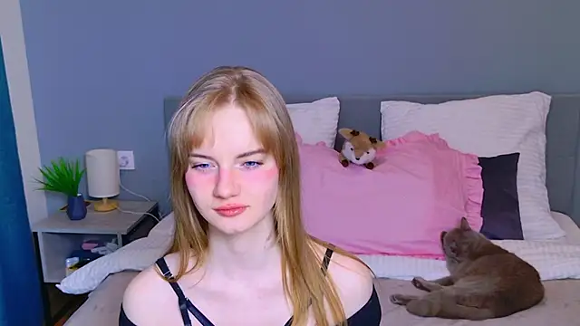 ElfieWhite online show from April 19, 2026, 6:10 pm