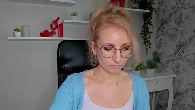 CinderellaMoon online show from March 19, 2026, 6:17 am