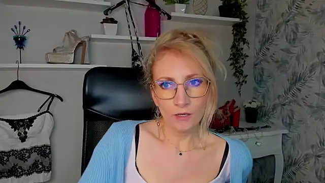 CinderellaMoon online show from March 20, 2026, 6:29 am