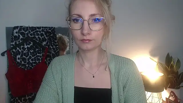 CinderellaMoon online show from April 3, 2026, 5:27 am