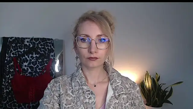 CinderellaMoon online show from April 7, 2026, 5:30 am