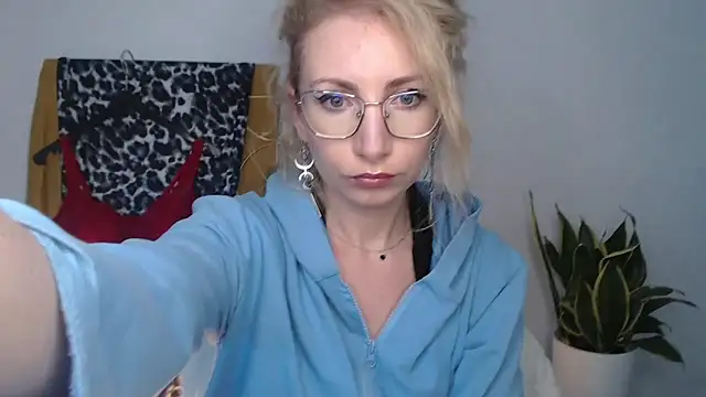 CinderellaMoon online show from April 21, 2026, 5:36 am