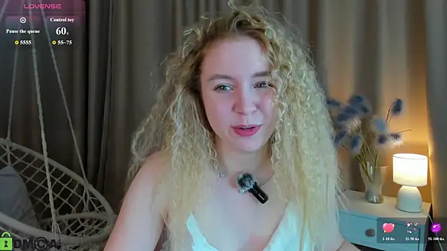 Snapshot of Linda__Bloom chatting on June 18, 2026, 12:44 am Linda Bloom online show from June 18, 2026, 12:44 am