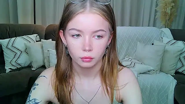 Snapshot of Violetta__Dreams chatting on May 16, 2026, 6:17 pm Violetta Dreams online show from May 16, 2026, 6:17 pm