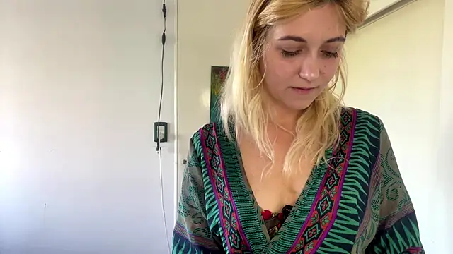 Sophiasnarl online show from February 25, 2026, 8:07 pm