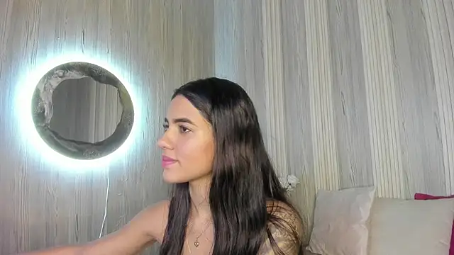 Snapshot of Isabellaa_Rosee chatting on June 18, 2026, 8:35 pm Isabellaa Rosee online show from June 18, 2026, 8:35 pm