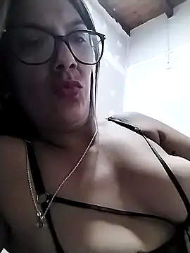 Snapshot of Silreinadorada chatting on April 21, 2026, 12:00 pm Silreinadorada online show from April 21, 2026, 12:00 pm