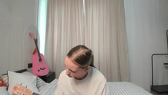 TraceeRebollar online show from March 5, 2026, 10:11 am