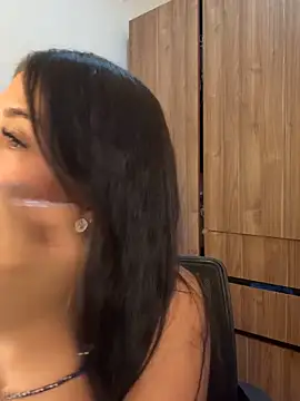 Luna rousse26 online show from April 18, 2026, 7:07 pm