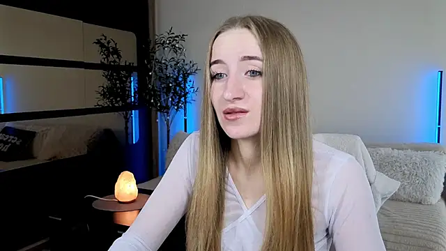 Oxy Foxie online show from June 8, 2026, 1:55 pm