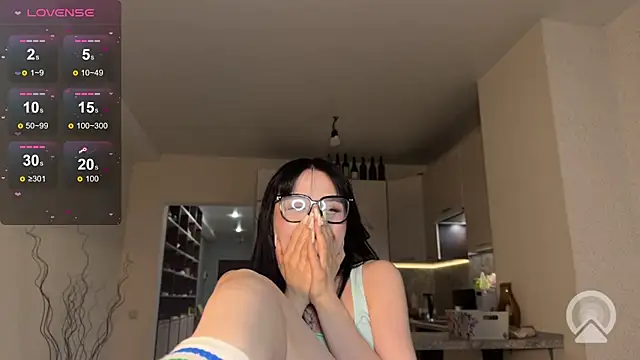 alicelanei online show from April 15, 2026, 7:58 pm