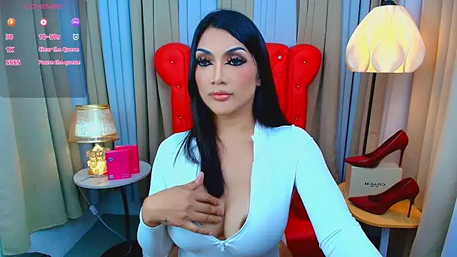 Snapshot of Laureen_Hilton chatting on July 15, 2026, 12:10 pm Laureen Hilton online show from July 15, 2026, 12:10 pm