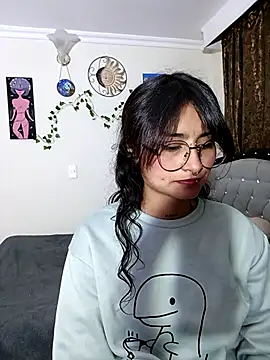 Lili  Clan online show from May 7, 2026, 5:13 am