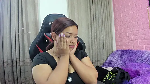 Snapshot of Sienna_Lux01 chatting on February 26, 2026, 5:56 pm Sienna Lux01 online show from February 26, 2026, 5:56 pm