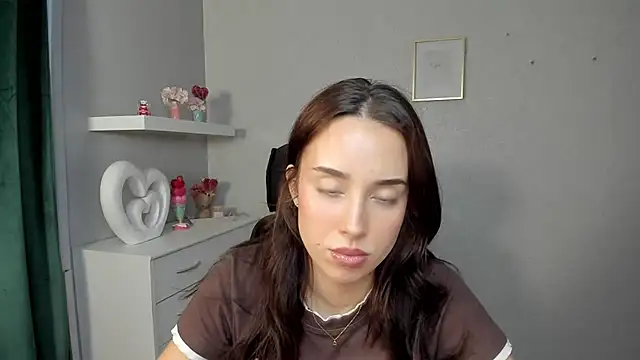 AdeleSolo online show from April 17, 2026, 5:43 am