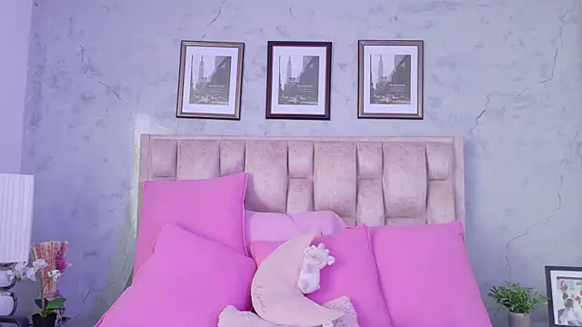 IsabellaRossi online show from May 12, 2026, 5:54 pm