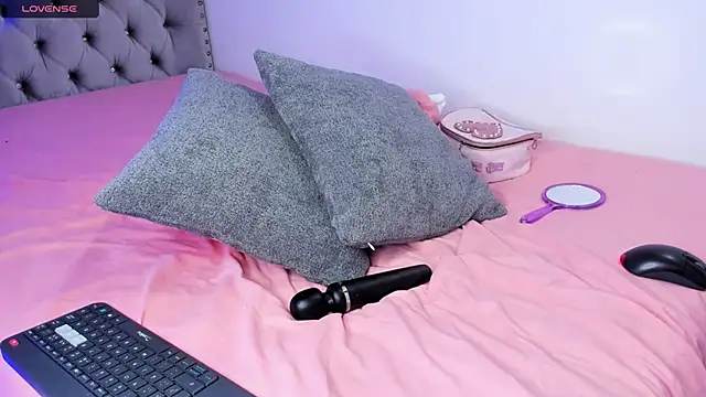 eva cutee  online show from April 8, 2026, 10:21 pm