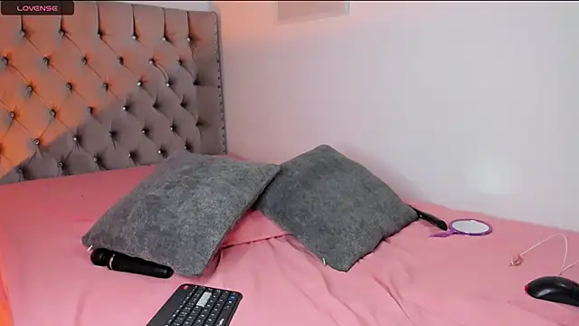 eva cutee  online show from April 19, 2026, 3:28 am