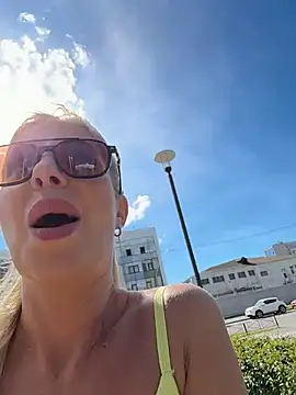 Snapshot of LisaMurr chatting on June 3, 2026, 12:41 pm LisaMurr online show from June 3, 2026, 12:41 pm
