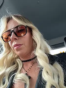 LisaMurr online show from June 13, 2026, 1:42 pm