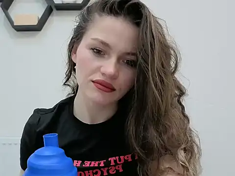 Avelinehowo uwu online show from March 24, 2026, 5:51 pm