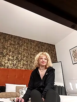 Snapshot of LaireeFelini chatting on February 17, 2026, 8:26 pm LaireeFelini online show from February 17, 2026, 8:26 pm