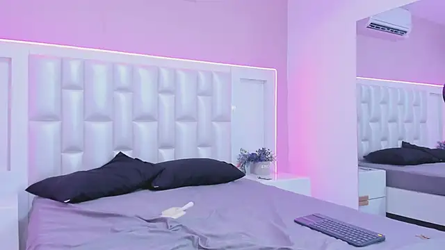 Liia Collins online show from April 18, 2026, 7:58 pm