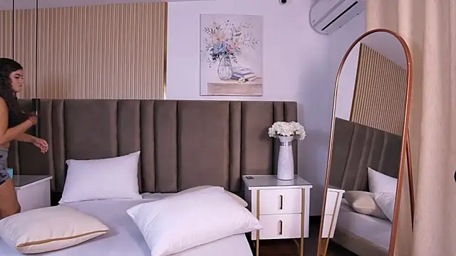 Lorenn Sweet online show from April 11, 2026, 11:47 am