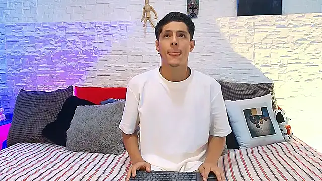 Eliassalvatore  online show from July 13, 2026, 5:16 pm