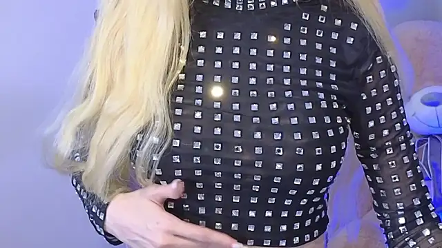 Snapshot of KarmaArms chatting on March 3, 2026, 8:37 pm KarmaArms online show from March 3, 2026, 8:37 pm