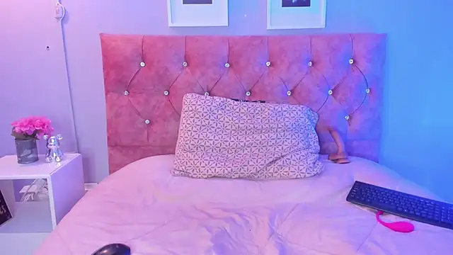 lilirousee online show from April 17, 2026, 7:06 pm