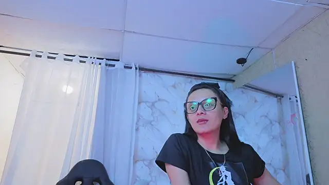 QueenSallyDesire online show from April 20, 2026, 1:52 am