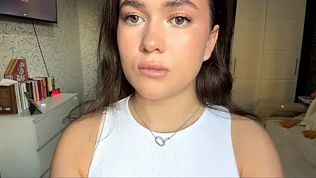 JoycelynUrion online show from April 12, 2026, 11:04 am