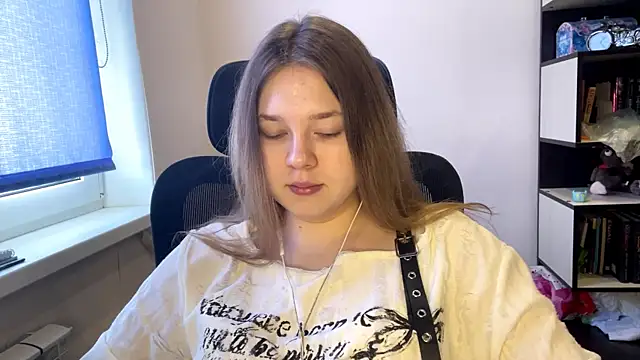 TomikoPfau online show from March 24, 2026, 7:46 am