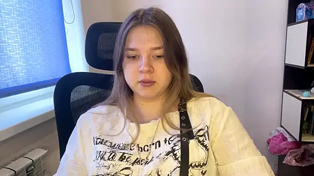 TomikoPfau online show from March 31, 2026, 7:42 am